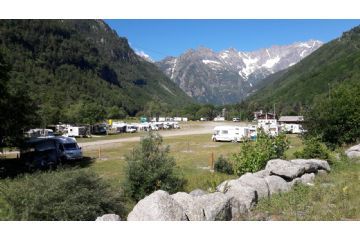 Vista area Camper, sullo sfondo i ghiacciai.